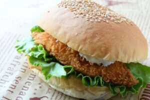 フィッシュバーガーの白身魚は何?