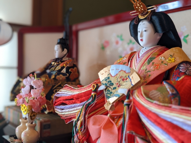 初節句の雛人形はどちらの親が買う？