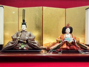雛人形の左右は「向かって左」にお内裏様が今の主流