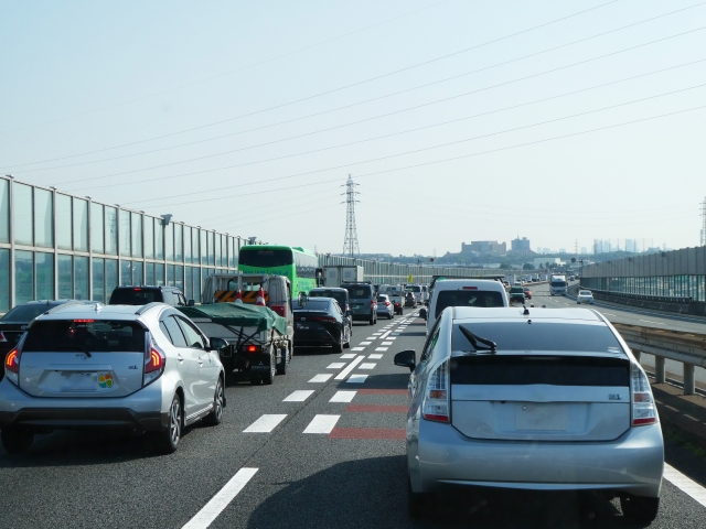高速道路の渋滞で尿意が限界！