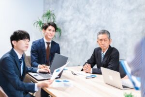 社内（上司・同僚）や公式な場では、フラットな「当社」