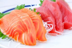 マグロやカツオ、サーモンなどの赤身魚