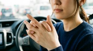 手の甲側、人差し指の付け根あたり