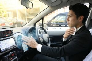 吹き出し口に手を当てて直接冷やす